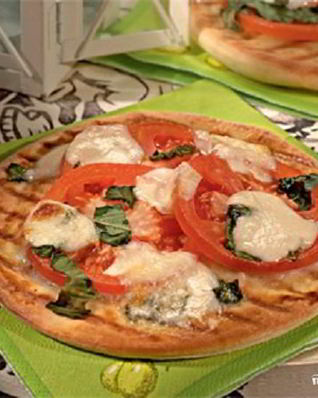Пицца с помидорами и моцареллой
