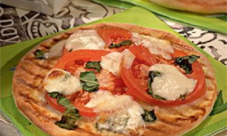 Рецепт пиццы с помидорами и моцареллой