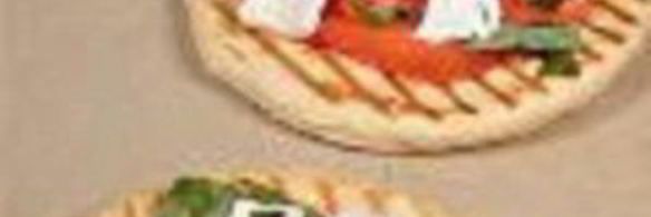 пицца с помидорами и моцареллой