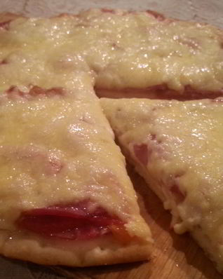 Пицца с салями и ветчиной