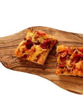 Пицца с салями, тремя сортами сыра и прованскими травами