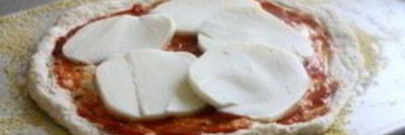 пицца с цуккини и моцареллой