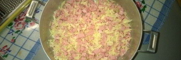 пицца с вареной колбасой