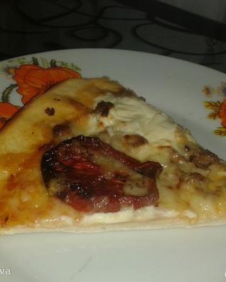 Пицца с вялеными помидорками и сливочным сыром