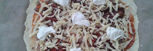 пицца с вялеными помидорками и сливочным сыром