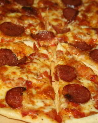 Пицца салями пеперони с домашним томатным соусом