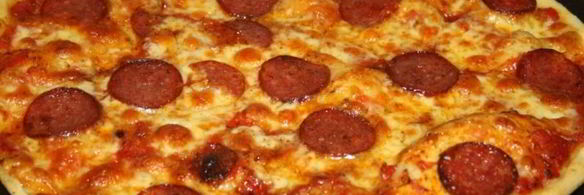 пицца салями пеперони с домашним томатным соусом