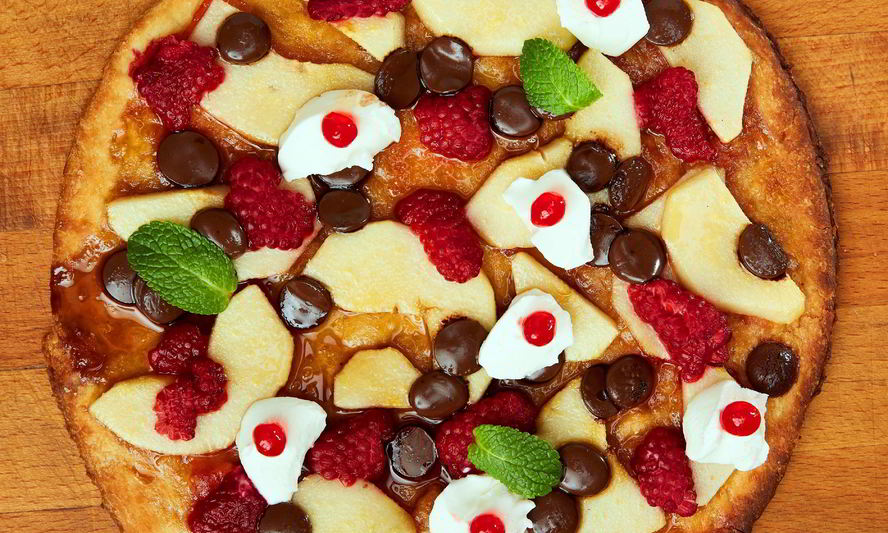 Рецепт сладкой пиццы с грушей в карамели малиной и крем сыром