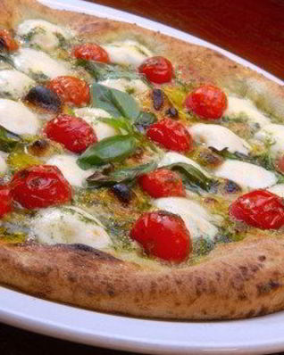 Сырная пицца с базиликом