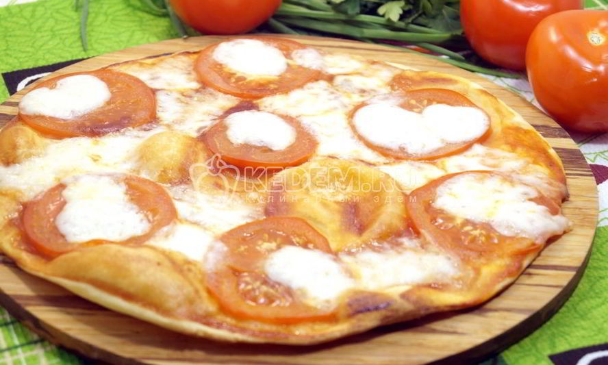 Рецепт тонкой пиццы с моцареллой