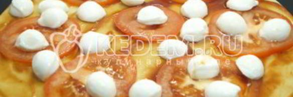 тонкая пицца с моцареллой