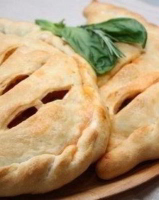 Закрытая пицца кальцоне с овощами и базиликом