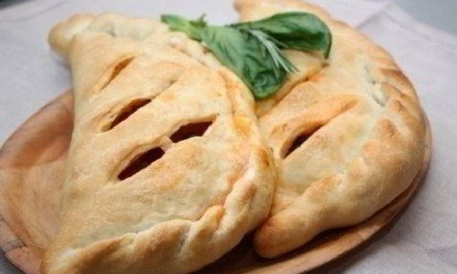Рецепт закрытой пиццы кальцоне с овощами и базиликом