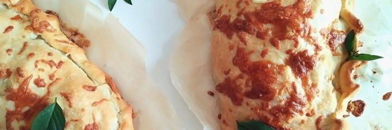 Закрытая пицца с курицей и чесноком