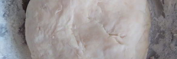 закрытая пицца с курицей и чесноком