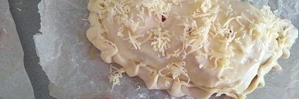 закрытая пицца с курицей и чесноком