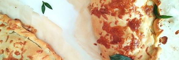 закрытая пицца с курицей и чесноком