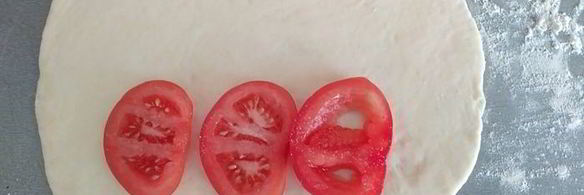 закрытая пицца с курицей и чесноком