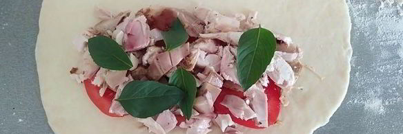 закрытая пицца с курицей и чесноком