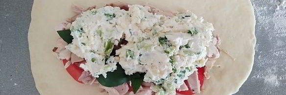 закрытая пицца с курицей и чесноком