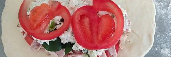 закрытая пицца с курицей и чесноком