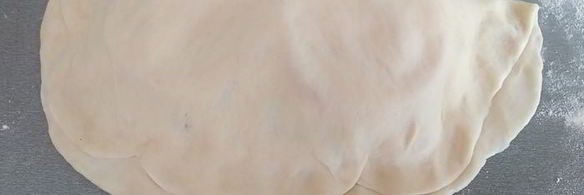 закрытая пицца с курицей и чесноком