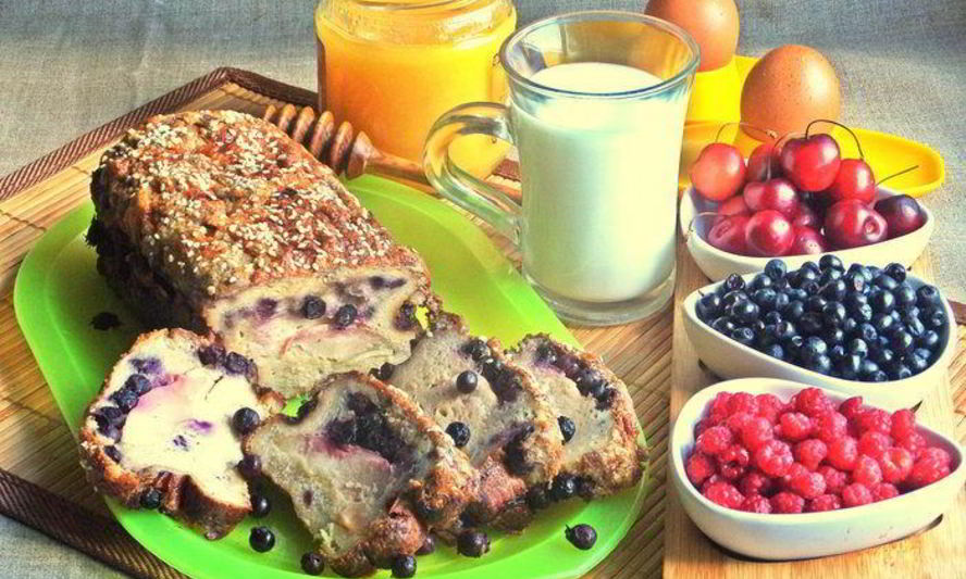 Рецепт хлебной шарлотки яблочно-ягодная