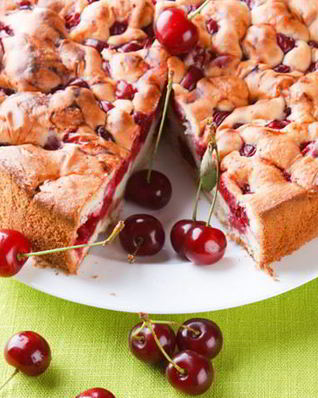 Шарлотка с вишней