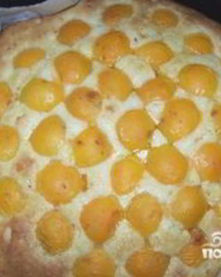 Шарлотка с яблоками и абрикосами