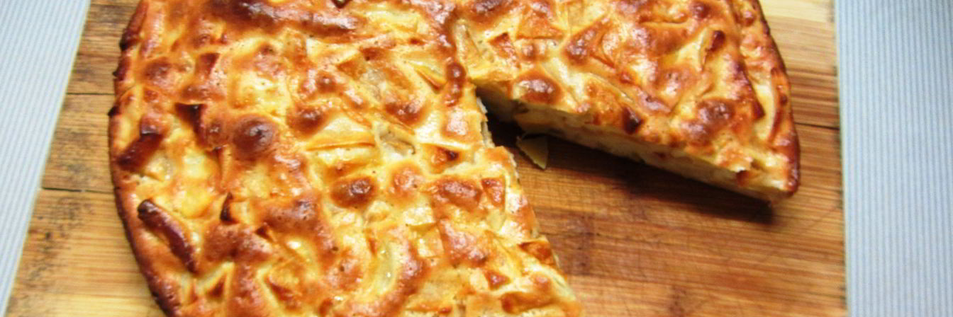 Шарлотка с яблоками и корицей