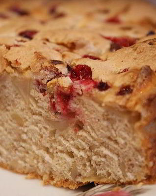 Яблочная шарлотка с грецкими орехами и брусникой