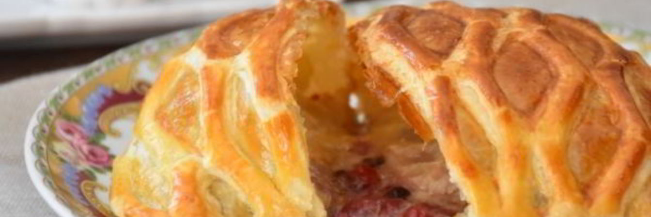 Слоеные конвертики с сыром Бри и ягодами