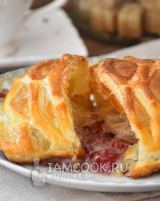 Слоеные конвертики с сыром Бри и ягодами