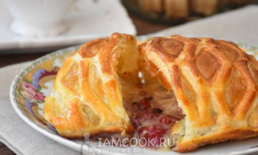 Рецепт слоеных конвертиков с сыром бри и ягодами