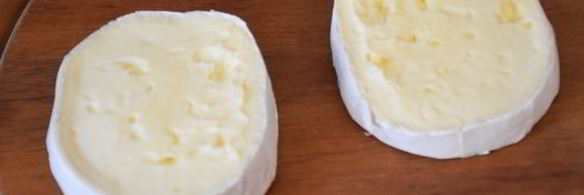 слоеные конвертики с сыром бри и ягодами