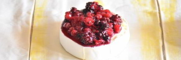 слоеные конвертики с сыром бри и ягодами