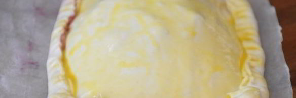 слоеные конвертики с сыром бри и ягодами