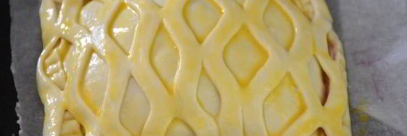 слоеные конвертики с сыром бри и ягодами