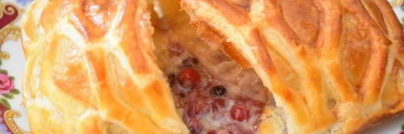 слоеные конвертики с сыром бри и ягодами