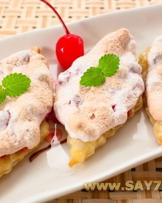 Слойки с брусникой