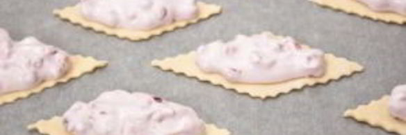 слойки с брусникой