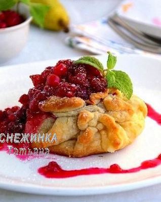 Слойки с грушей, сыром Джюгас и брусничным соусом