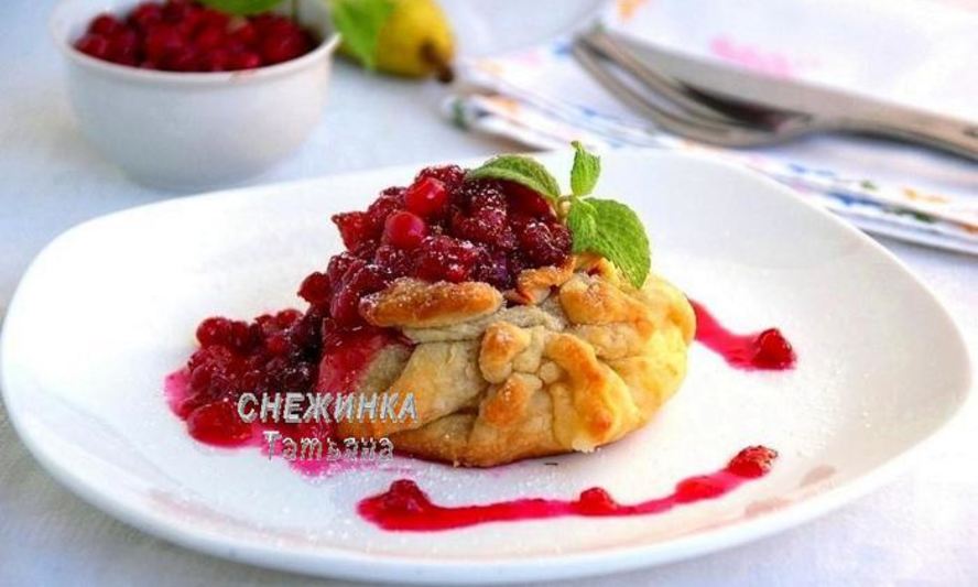 Рецепт слоек с грушей, сыром джюгас и брусничным соусом