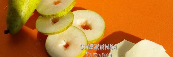 слойки с грушей, сыром джюгас и брусничным соусом