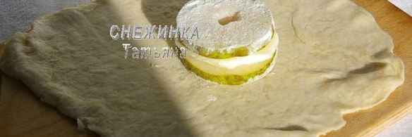 слойки с грушей, сыром джюгас и брусничным соусом