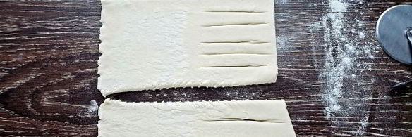 слойки с клубникой из слоеного теста