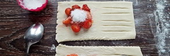 слойки с клубникой из слоеного теста