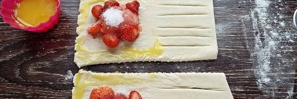 слойки с клубникой из слоеного теста