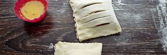 слойки с клубникой из слоеного теста