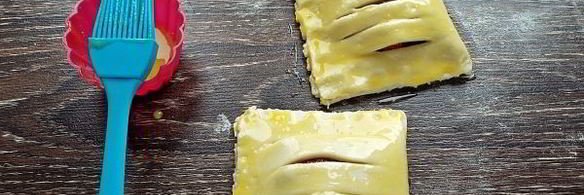 слойки с клубникой из слоеного теста